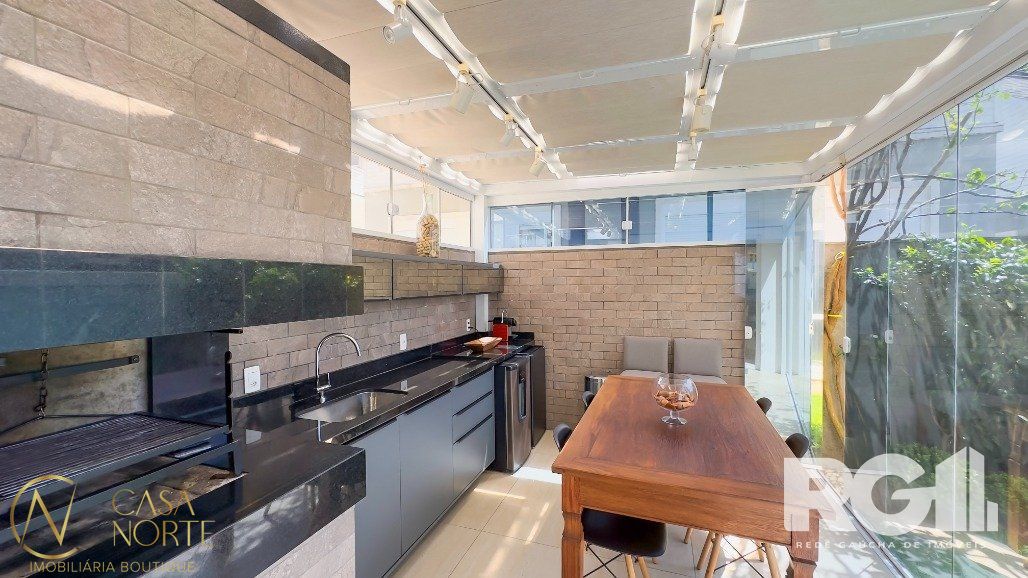 Casa de Condomínio à venda com 4 quartos, 218m², 4 suítes, 2 vagas, Rua Gralha Azul no bairro Jardim Carvalho em Porto Alegre