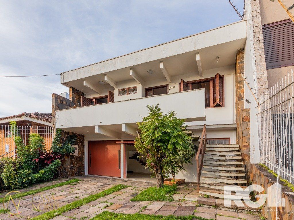 Casa à venda com 3 quartos, 280m², 1 suíte, 4 vagas, Rua Doutor Prudente de Moraes no bairro Chácara das Pedras em Porto Alegre