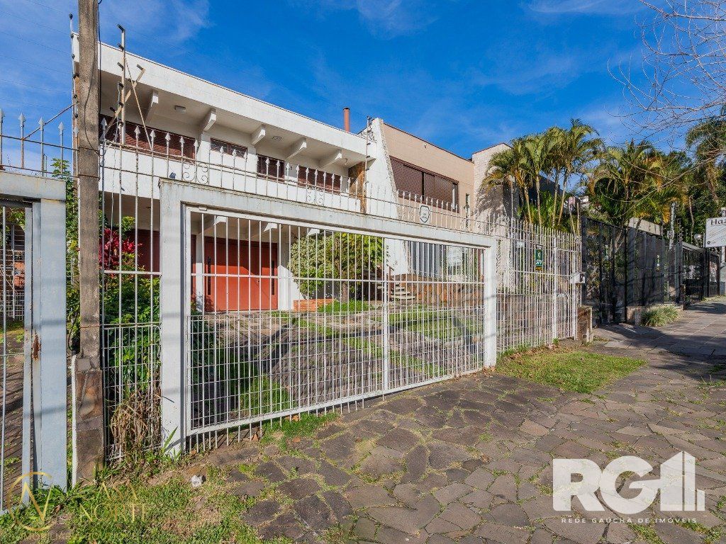 Casa à venda com 3 quartos, 280m², 1 suíte, 4 vagas, Rua Doutor Prudente de Moraes no bairro Chácara das Pedras em Porto Alegre