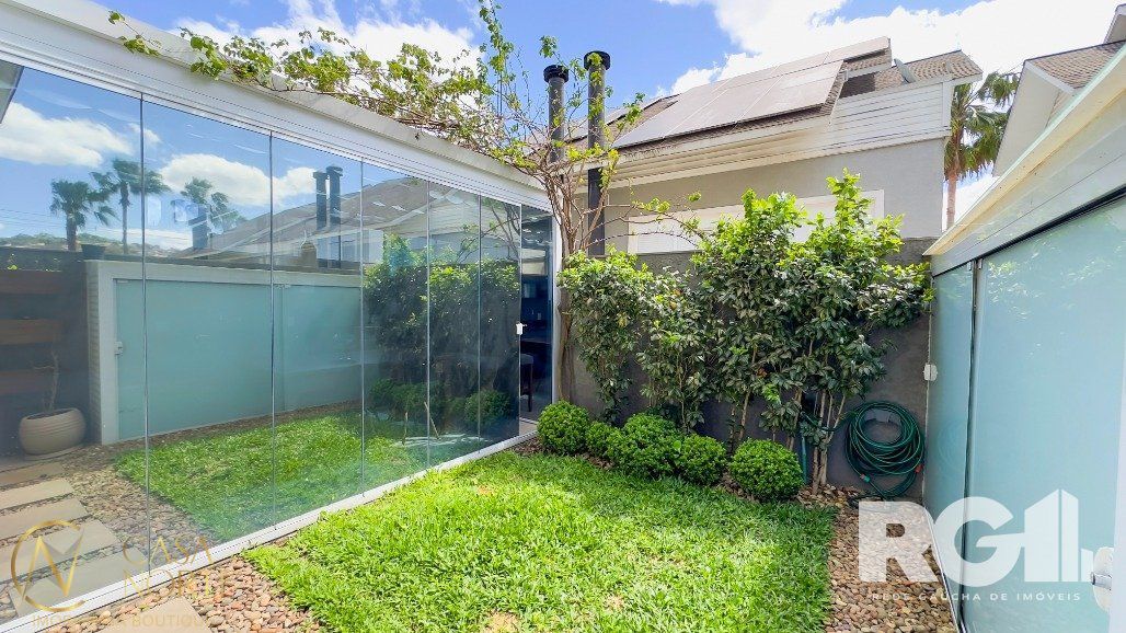 Casa de Condomínio à venda com 4 quartos, 218m², 4 suítes, 2 vagas, Rua Gralha Azul no bairro Jardim Carvalho em Porto Alegre