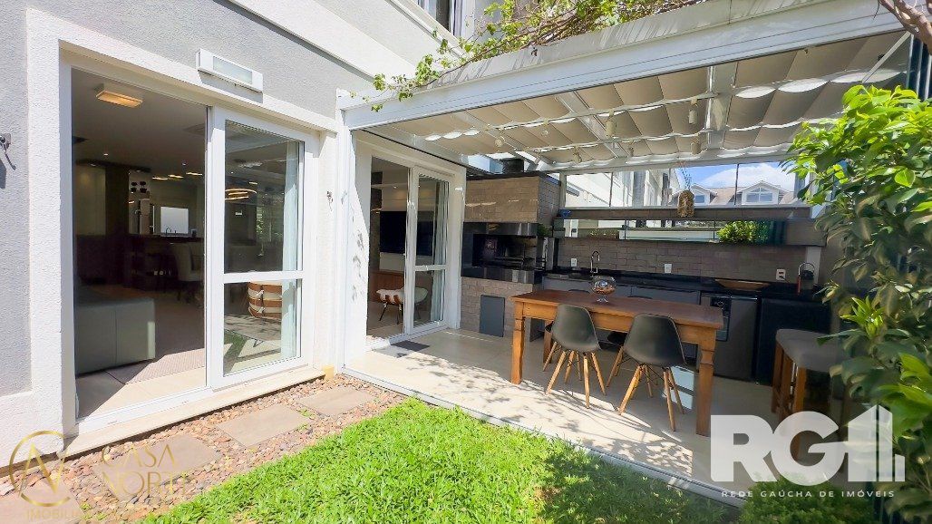 Casa de Condomínio à venda com 4 quartos, 218m², 4 suítes, 2 vagas, Rua Gralha Azul no bairro Jardim Carvalho em Porto Alegre