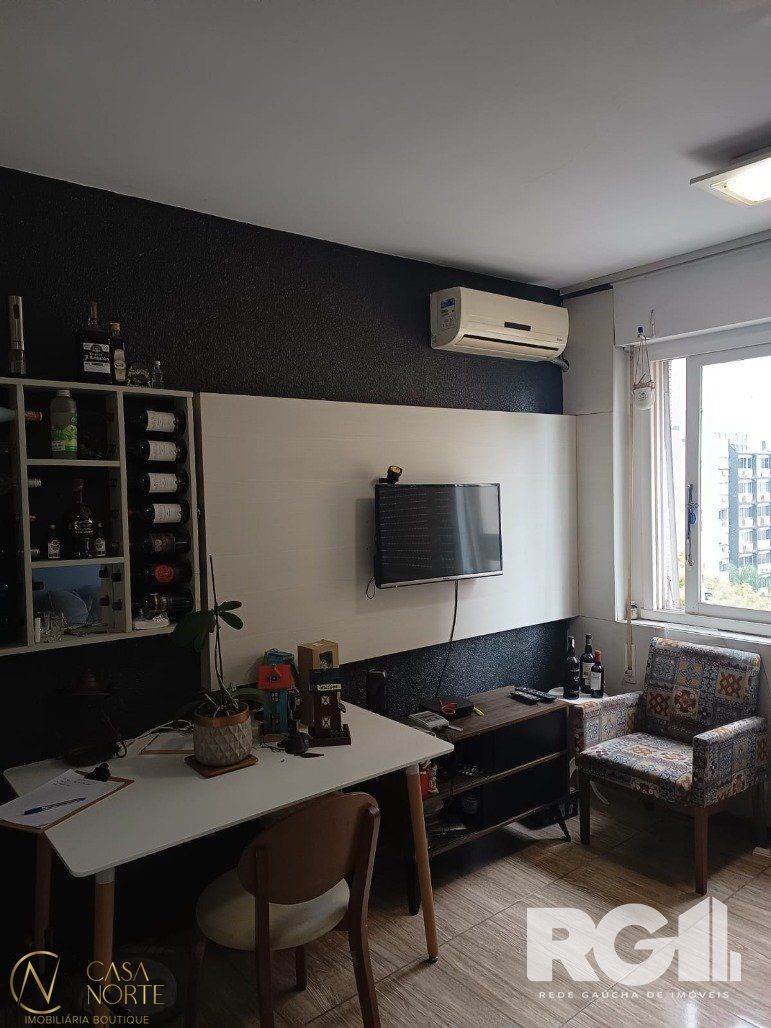 Apartamento à venda com 2 quartos, 77m², 1 vaga, Rua Ramiro Barcelos no bairro Floresta em Porto Alegre