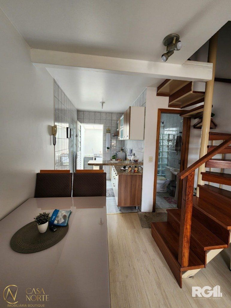 Casa de Condomínio à venda com 2 quartos, 60m², 1 vaga, Avenida Monte Cristo no bairro Vila Nova em Porto Alegre