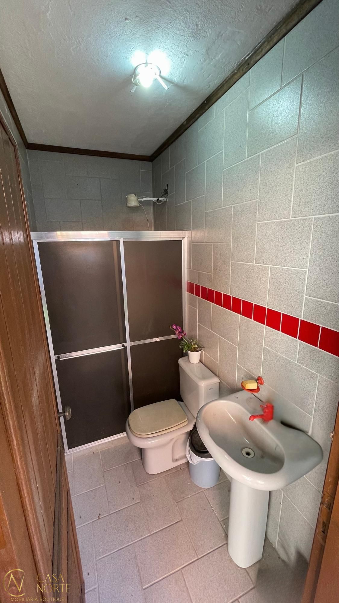 Casa à venda com 3 quartos, 263m², 1 suíte, 2 vagas, Rua Afonso Arinos no bairro Camaquã em Porto Alegre