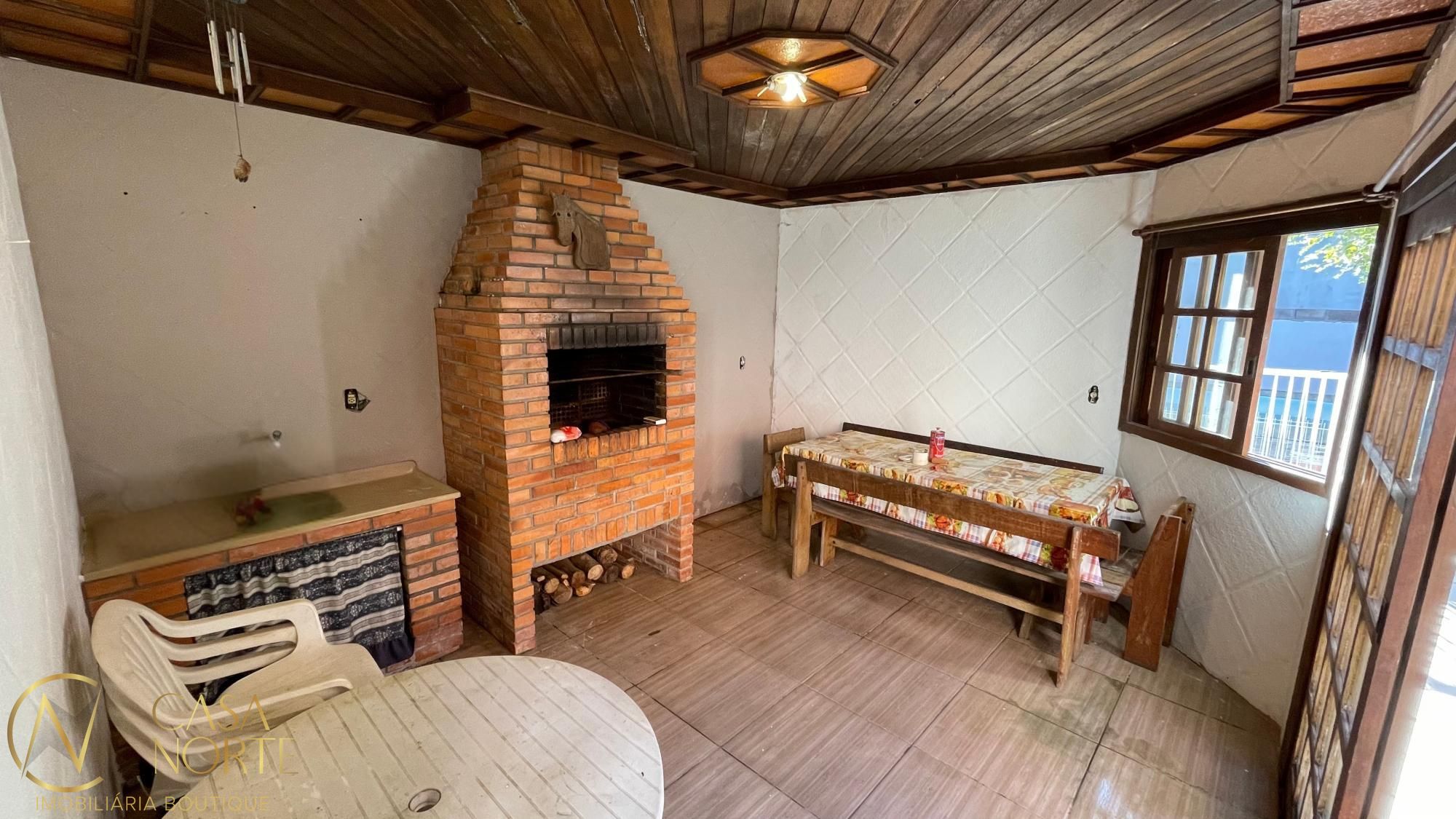 Casa à venda com 3 quartos, 263m², 1 suíte, 2 vagas, Rua Afonso Arinos no bairro Camaquã em Porto Alegre