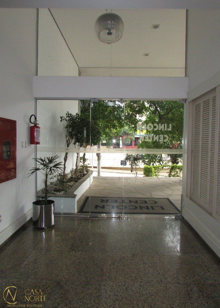 Sala Comercial à venda , 121m², 2 vagas, Avenida Carlos Gomes no bairro Auxiliadora em Porto Alegre
