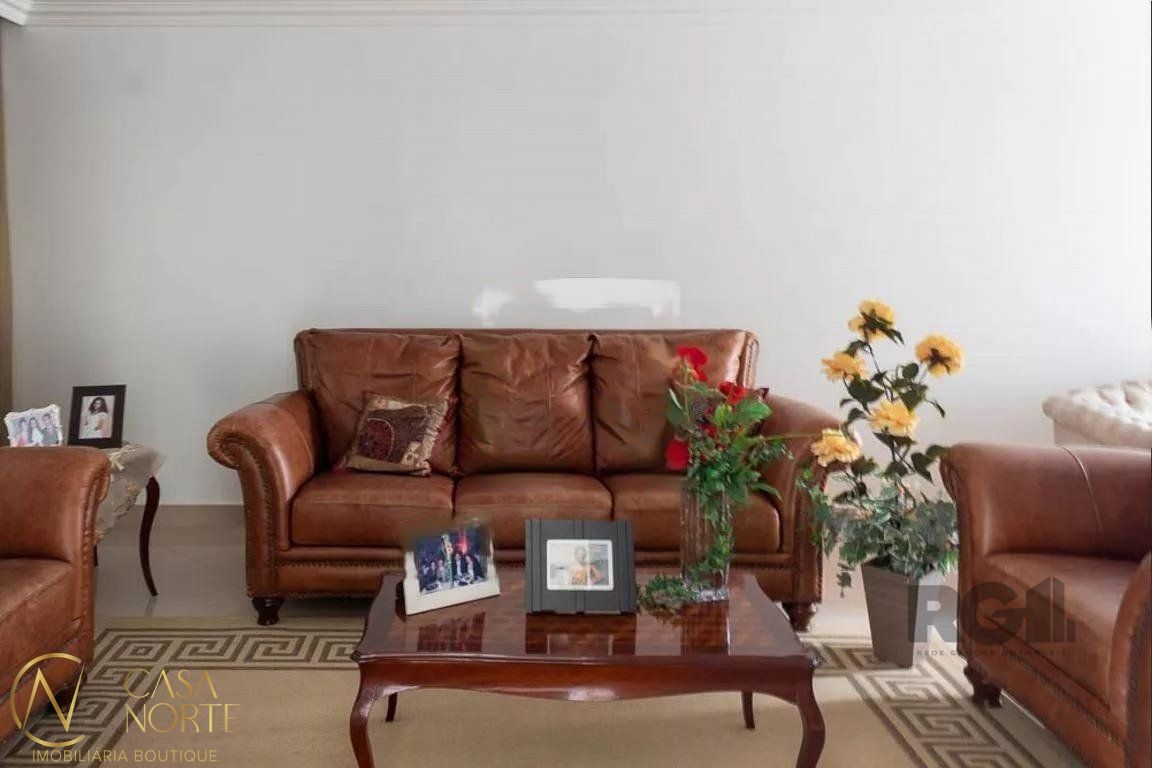 Casa à venda com 4 quartos, 350m², 1 suíte, 2 vagas, Rua Arequipa no bairro Jardim Lindóia em Porto Alegre