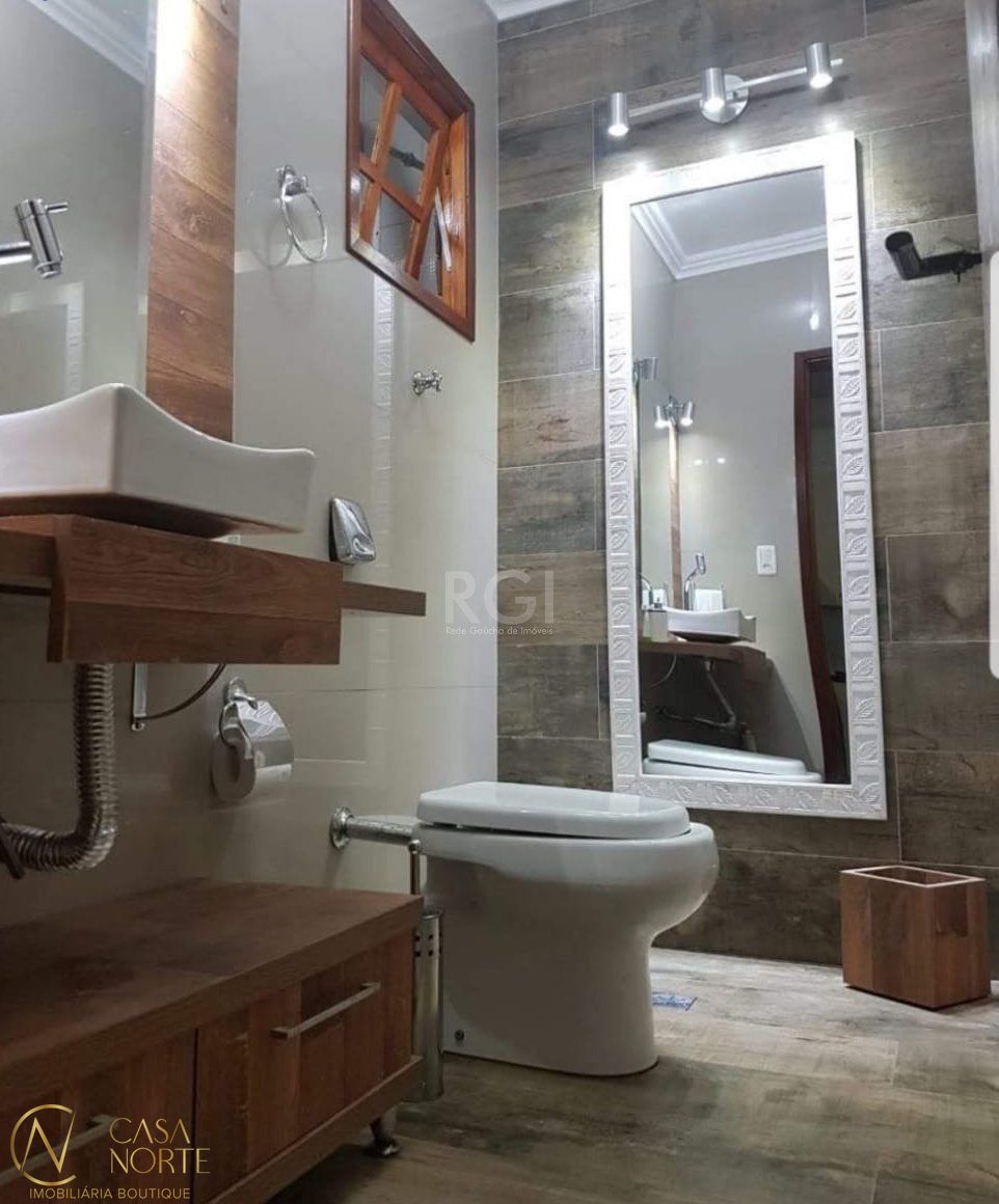 Casa à venda com 3 quartos, 239m², 1 suíte, 2 vagas, Rua Coronel Antenor Amorim no bairro Bom Jesus em Porto Alegre