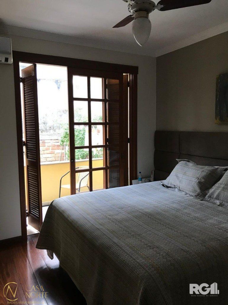 Casa à venda com 4 quartos, 243m², 1 suíte, 2 vagas, Rua Abdo Jorge Curi no bairro Parque Santa Fé em Porto Alegre