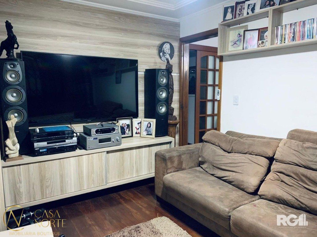 Casa à venda com 6 quartos, 391m², 3 suítes, Avenida José Gertum no bairro Chácara das Pedras em Porto Alegre