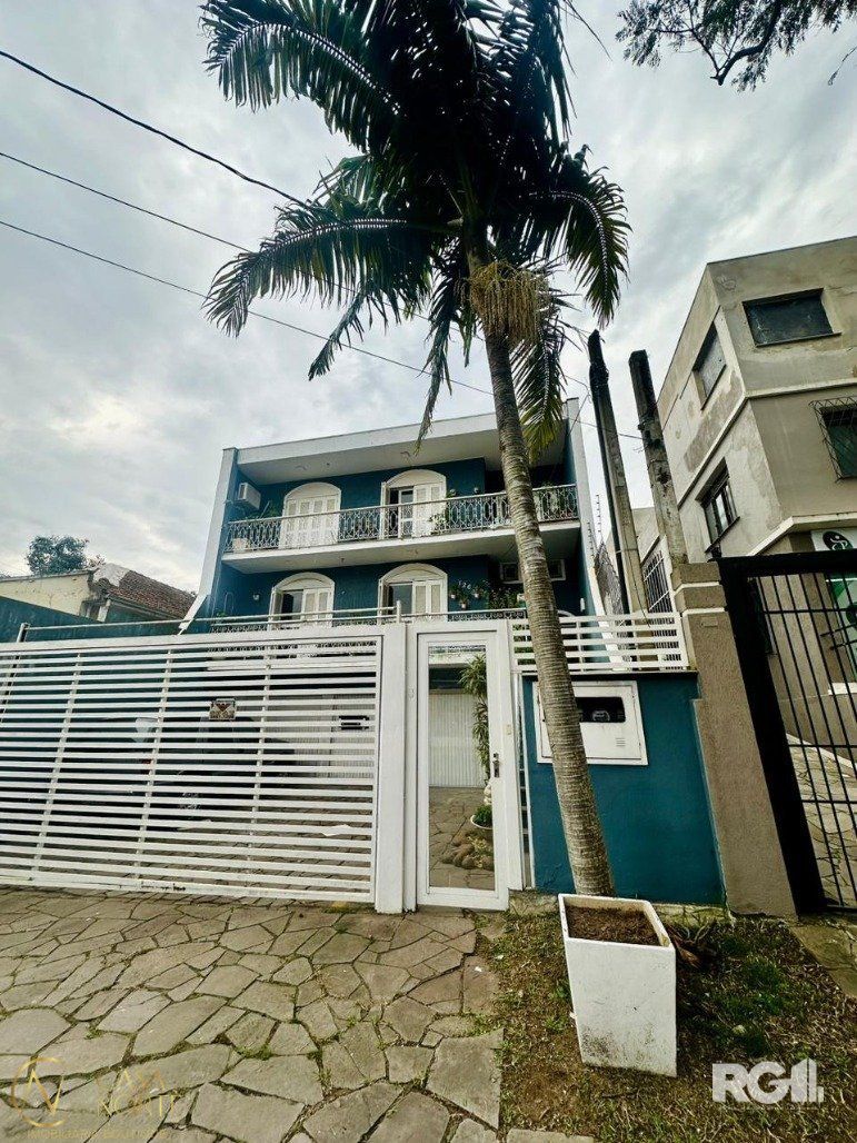 Casa à venda com 6 quartos, 391m², 3 suítes, Avenida José Gertum no bairro Chácara das Pedras em Porto Alegre