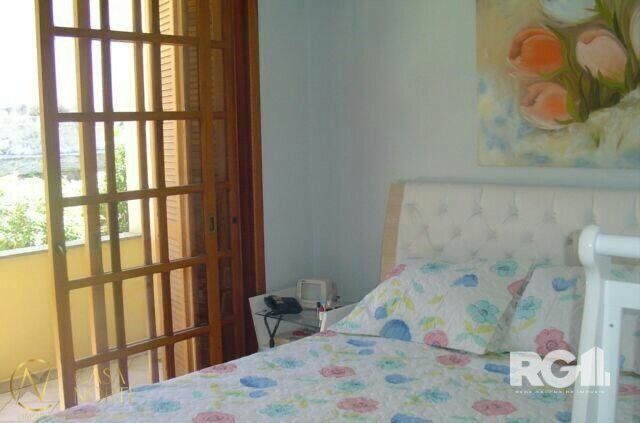 Casa à venda com 4 quartos, 243m², 1 suíte, 2 vagas, Rua Abdo Jorge Curi no bairro Parque Santa Fé em Porto Alegre