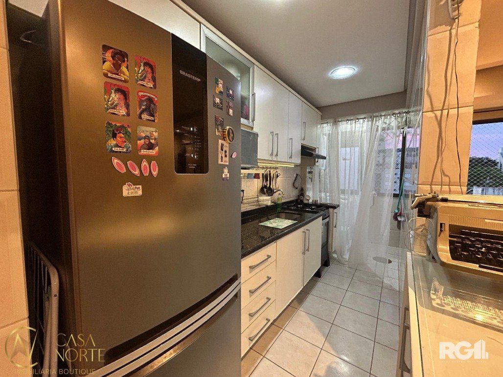 Apartamento à venda com 3 quartos, 95m², 1 suíte, 2 vagas, Rua Roque Calage no bairro Passo da Areia em Porto Alegre