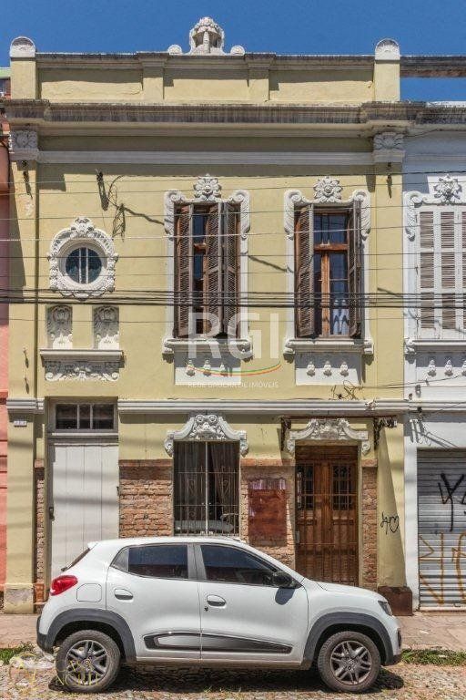Casa à venda com 3 quartos, 490m², 1 suíte, Rua Comendador Coruja no bairro Floresta em Porto Alegre