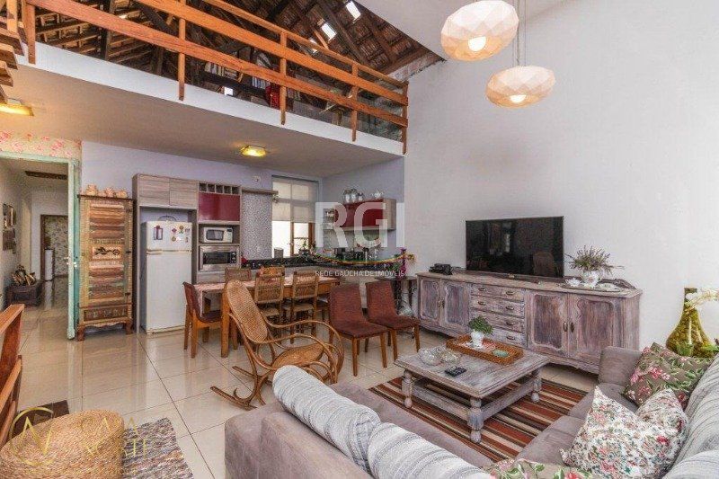 Casa à venda com 3 quartos, 490m², 1 suíte, Rua Comendador Coruja no bairro Floresta em Porto Alegre