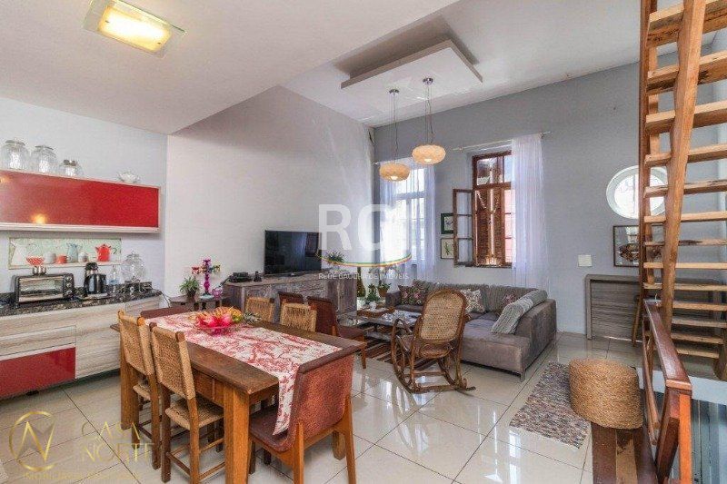 Casa à venda com 3 quartos, 490m², 1 suíte, Rua Comendador Coruja no bairro Floresta em Porto Alegre