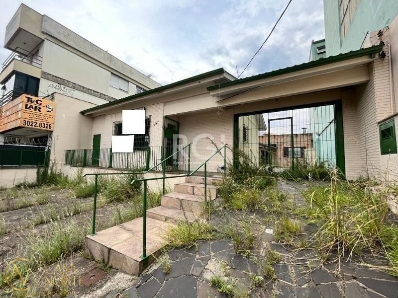 Casa à venda com 3 quartos, 220m², 2 vagas, Avenida Assis Brasil no bairro Passo da Areia em Porto Alegre