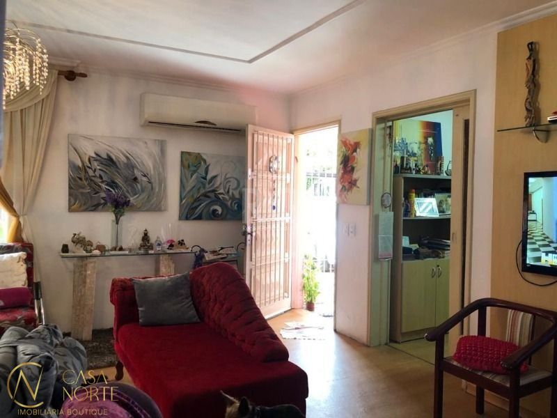 Casa à venda com 3 quartos, 200m², 1 suíte, 2 vagas, Rua Matias José Bins no bairro Chácara das Pedras em Porto Alegre