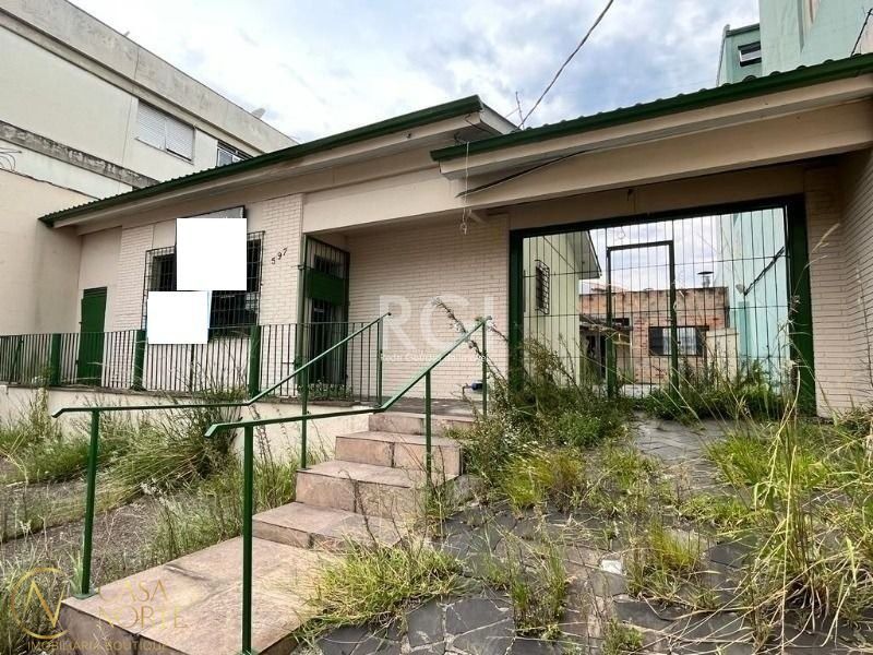 Casa à venda com 3 quartos, 220m², 2 vagas, Avenida Assis Brasil no bairro Passo da Areia em Porto Alegre