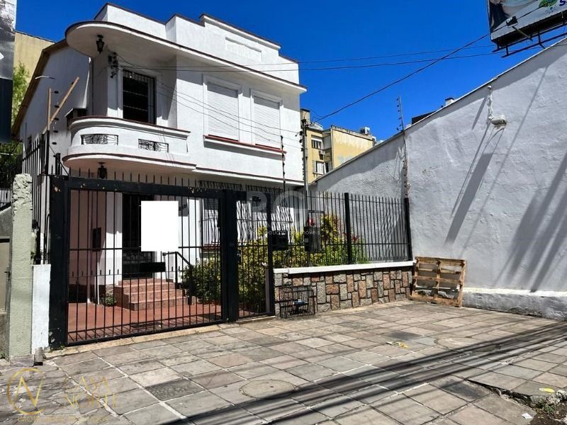 Sobrado à venda com 3 quartos, 160m², 1 suíte, Avenida Cristóvão Colombo no bairro Auxiliadora em Porto Alegre