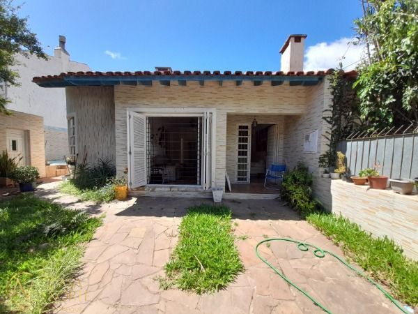 Casa à venda com 3 quartos, 136m², 1 suíte, 2 vagas, Rua Mura no bairro Guarujá em Porto Alegre