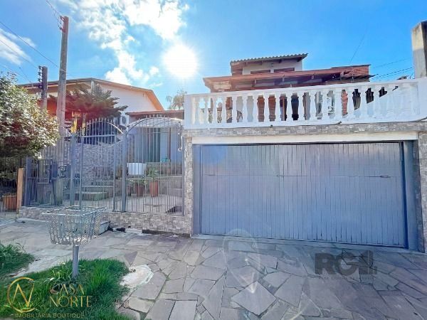 Sobrado à venda com 3 quartos, 290m², 1 suíte, 2 vagas, Rua Delfina Fusquini Sirianni no bairro Vila Nova em Porto Alegre