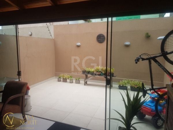 Casa de Condomínio à venda com 2 quartos, 100m², 1 suíte, 2 vagas, Avenida Edgar Pires de Castro no bairro Hípica em Porto Alegre