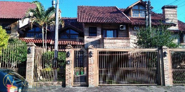 Casa à venda com 3 quartos, 176m², 1 suíte, 2 vagas, Rua Sinai no bairro Ipanema em Porto Alegre