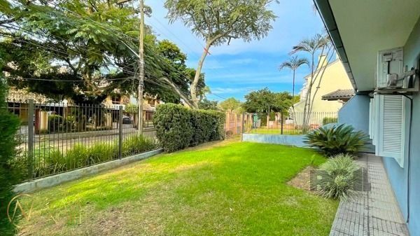 Casa à venda , 350m², 3 suítes, 4 vagas, Rua Conselheiro Xavier da Costa no bairro Ipanema em Porto Alegre