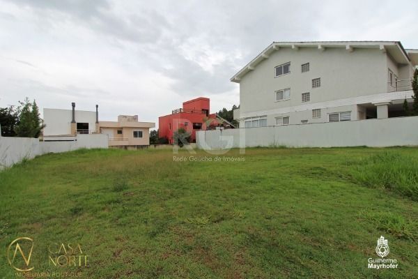 Terreno à venda  com 300m², Avenida Edgar Pires de Castro no bairro Hípica em Porto Alegre