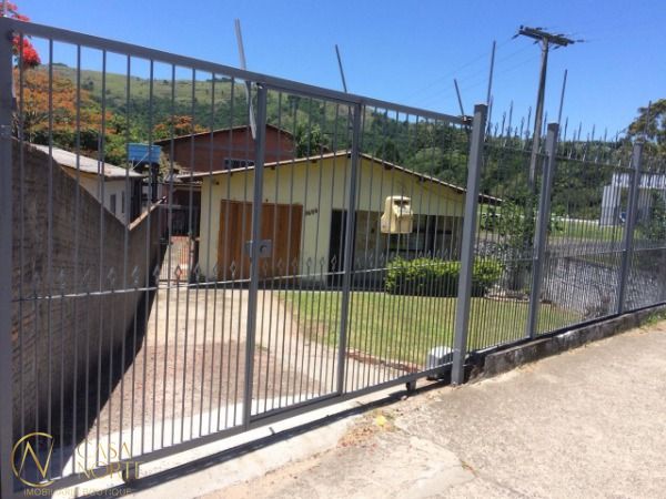 Terreno à venda  com 330m², Avenida Juca Batista no bairro Cavalhada em Porto Alegre