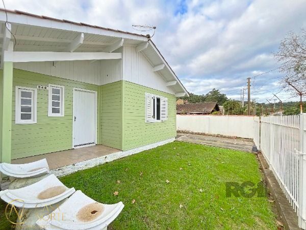 Casa à venda com 2 quartos, 200m², 2 vagas, Rua Osório Mendes Ouriques no bairro Guarujá em Porto Alegre