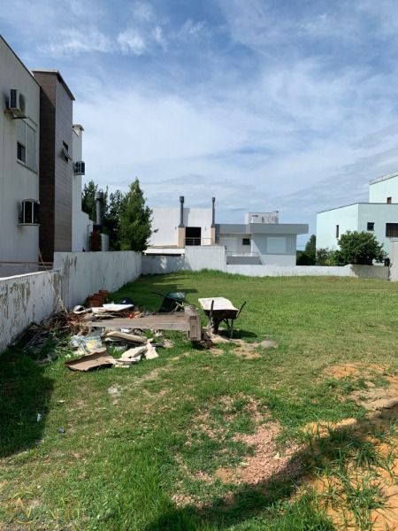 Terreno à venda  com 300m², Avenida Edgar Pires de Castro no bairro Hípica em Porto Alegre