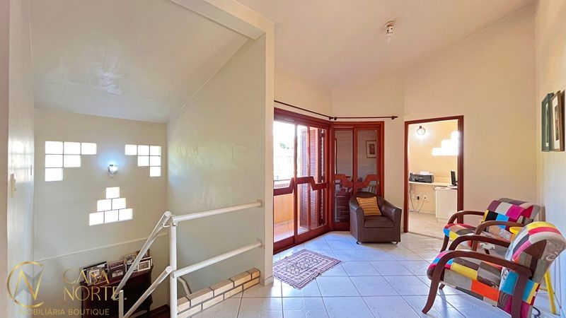 Casa à venda com 3 quartos, 211m², 1 suíte, 4 vagas, Acesso dos Gerânios no bairro Santa Tereza em Porto Alegre