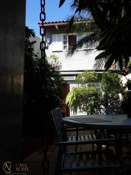 Sobrado à venda com 3 quartos, 140m², 1 suíte, 2 vagas, Rua James Bocacio no bairro Hípica em Porto Alegre