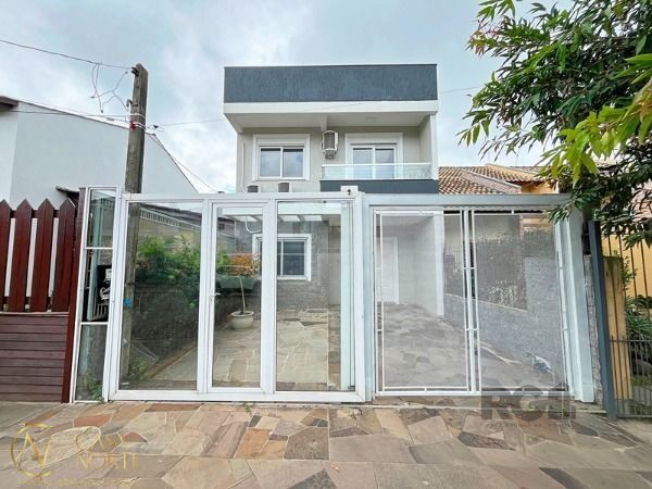Casa à venda com 3 quartos, 138m², 1 suíte, 2 vagas, Rua Felipe Arísio no bairro Hípica em Porto Alegre