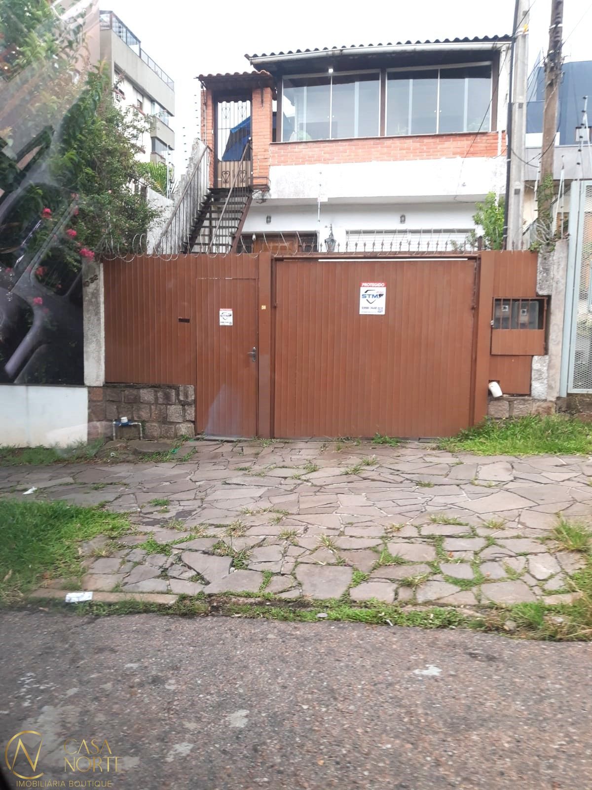 Casa à venda com 3 quartos, 200m², 2 vagas, Rua Barão do Guaíba no bairro Menino Deus em Porto Alegre