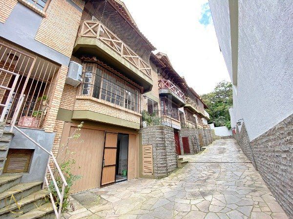 Casa de Condomínio à venda com 3 quartos, 278m², 1 suíte, 2 vagas, Rua Doutor Arnaldo da Silva Ferreira no bairro Jardim Isabel em Porto Alegre