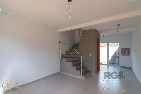 Casa de Condomínio à venda com 2 quartos, 59m², 1 vaga, Rua Miguel Ascoleze no bairro Vila Nova em Porto Alegre