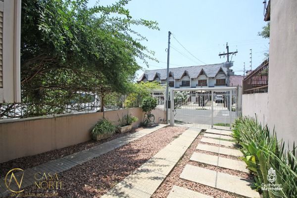 Casa à venda com 3 quartos, 78m², 1 suíte, 2 vagas, Rua Heitor Kramer no bairro Guarujá em Porto Alegre