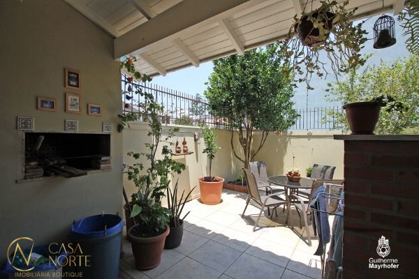 Casa à venda com 3 quartos, 78m², 1 suíte, 2 vagas, Rua Heitor Kramer no bairro Guarujá em Porto Alegre