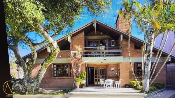 Casa à venda com 3 quartos, 228m², 1 suíte, 4 vagas, Rua Leme no bairro Ipanema em Porto Alegre