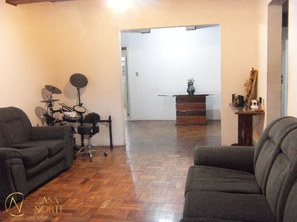 Casa à venda com 4 quartos, 275m², 2 vagas, Rua Urussanga no bairro Guarujá em Porto Alegre