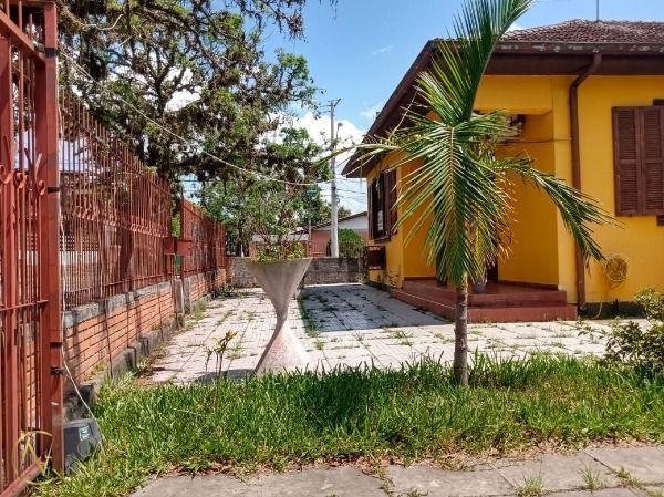 Casa à venda com 2 quartos, 100m², 8 vagas, Rua Jacicoema no bairro Guarujá em Porto Alegre