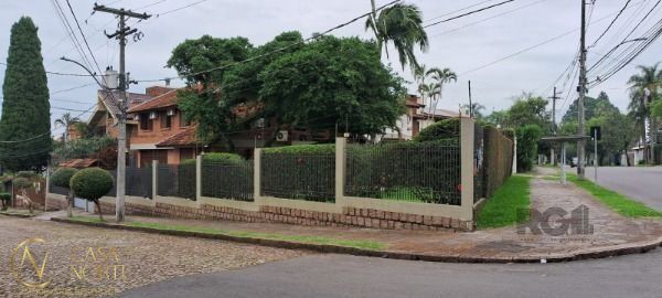 Casa à venda com 3 quartos, 228m², 1 suíte, 4 vagas, Rua Leme no bairro Ipanema em Porto Alegre