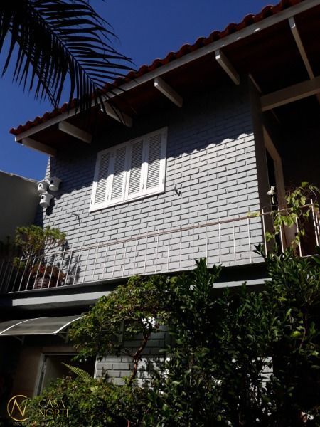 Sobrado à venda com 3 quartos, 140m², 1 suíte, 2 vagas, Rua James Bocacio no bairro Hípica em Porto Alegre