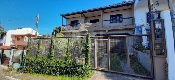 Sobrado à venda com 3 quartos, 246m², 1 suíte, 2 vagas, Rua Angelo Passuelo no bairro Vila Nova em Porto Alegre