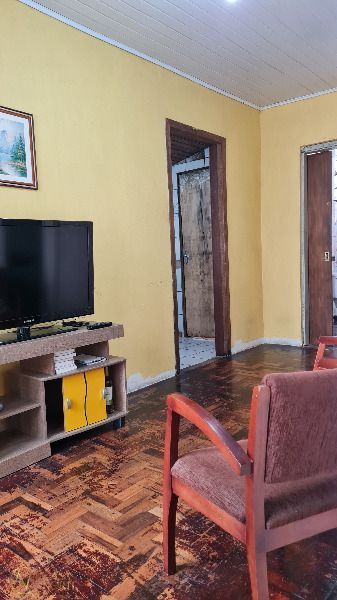Casa à venda com 3 quartos, 85m², 1 vaga, Rua Capao da Canoa no bairro Ipanema em Porto Alegre