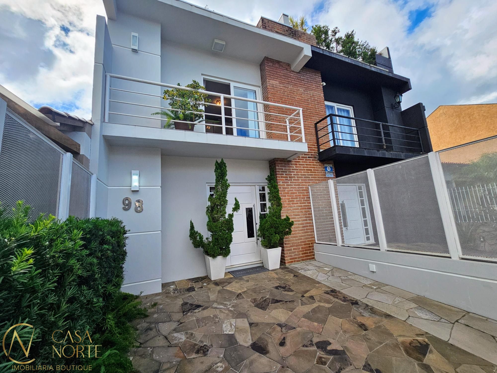 Casa à venda com 3 quartos, 123m², 1 suíte, 2 vagas, Rua Hilário Gonçalves Pinha no bairro Hípica em Porto Alegre