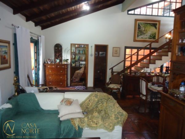Casa à venda com 3 quartos, 252m², 2 vagas, Rua Conselheiro Xavier da Costa no bairro Ipanema em Porto Alegre